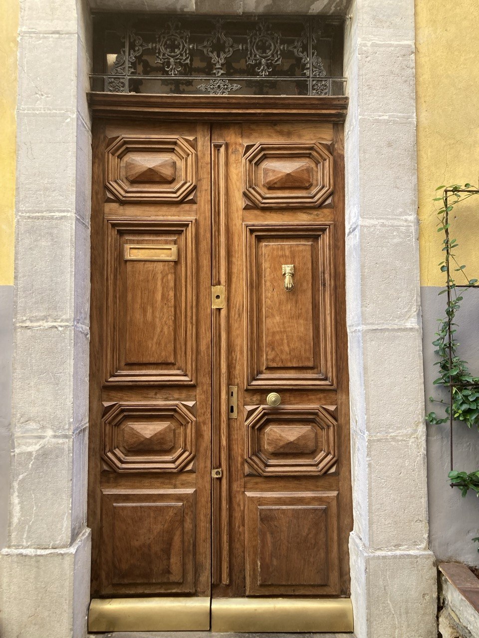 Source photo of a door